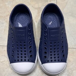 Native 9 NEW kids little boys girls Jefferson Navy Perforated Slip-Ons shoes